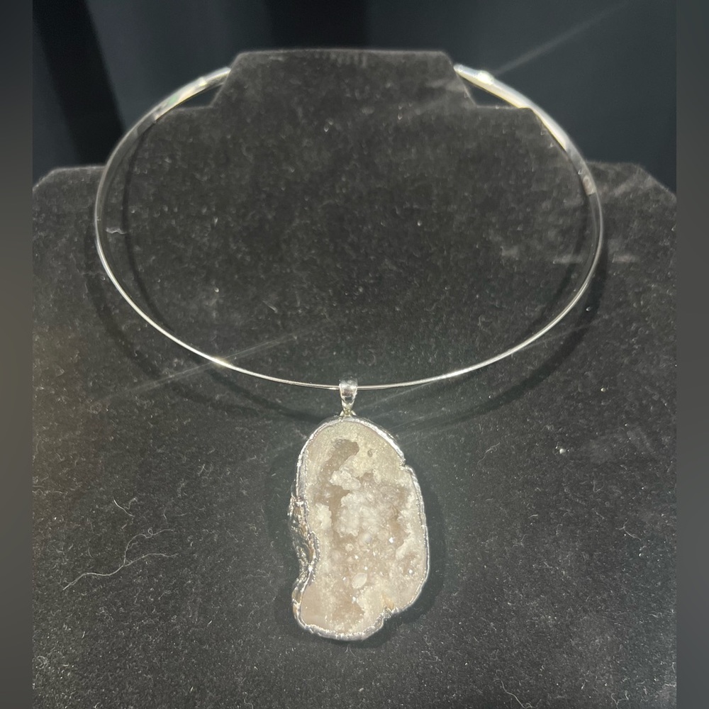 Chocker necklace with semi precious stone pendant